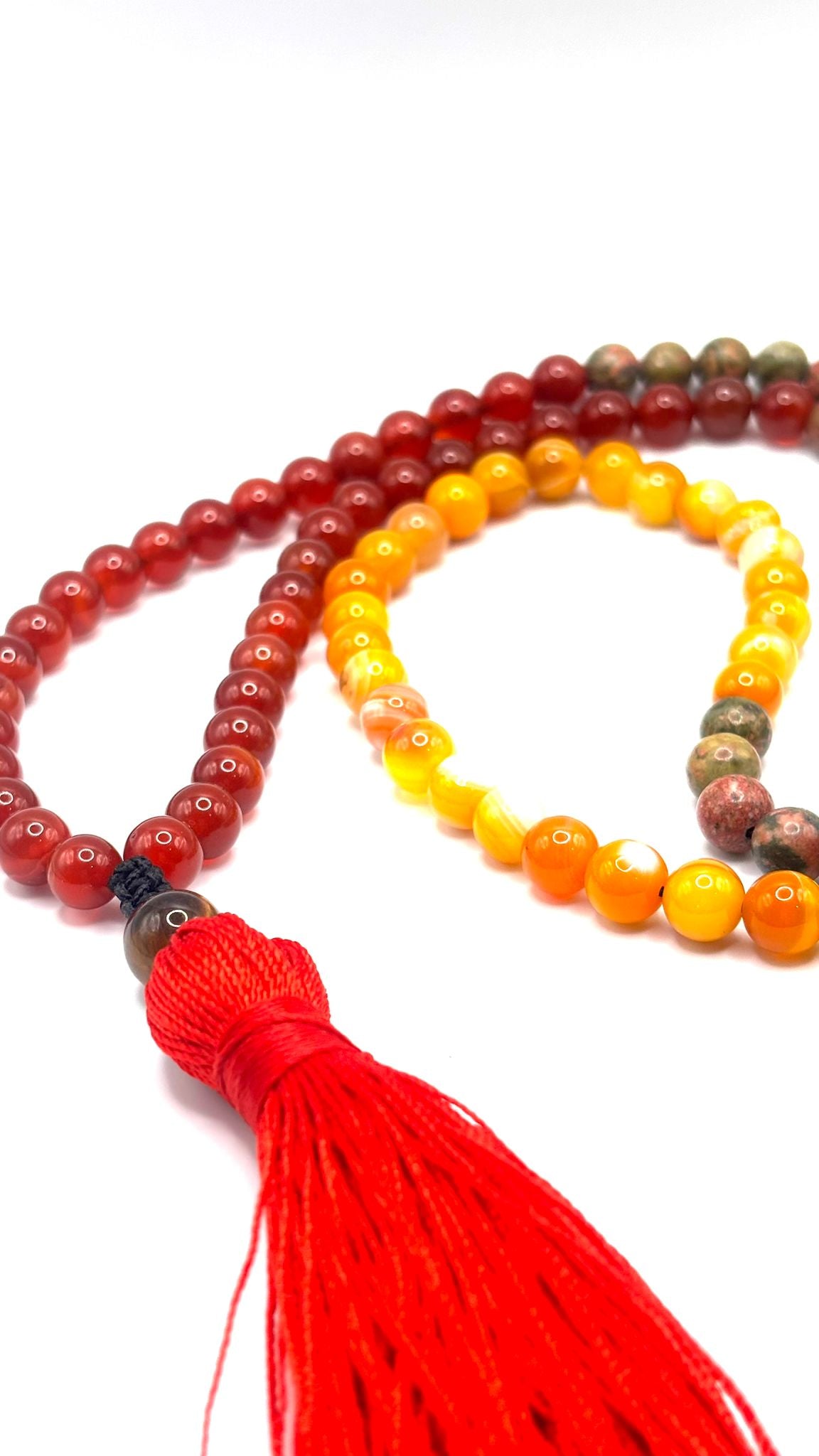 Japamala de Cornalina, Ágata Amarilla y Unakita con Piedra Guru de Ojo de Tigre y Borla Roja