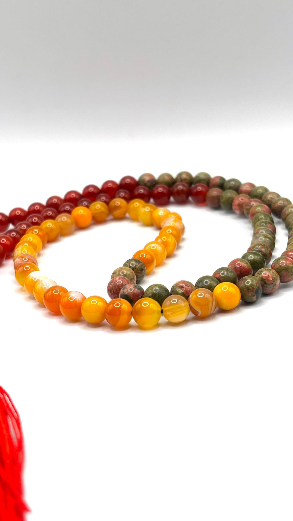 Japamala de Cornalina, Ágata Amarilla y Unakita con Piedra Guru de Ojo de Tigre y Borla Roja