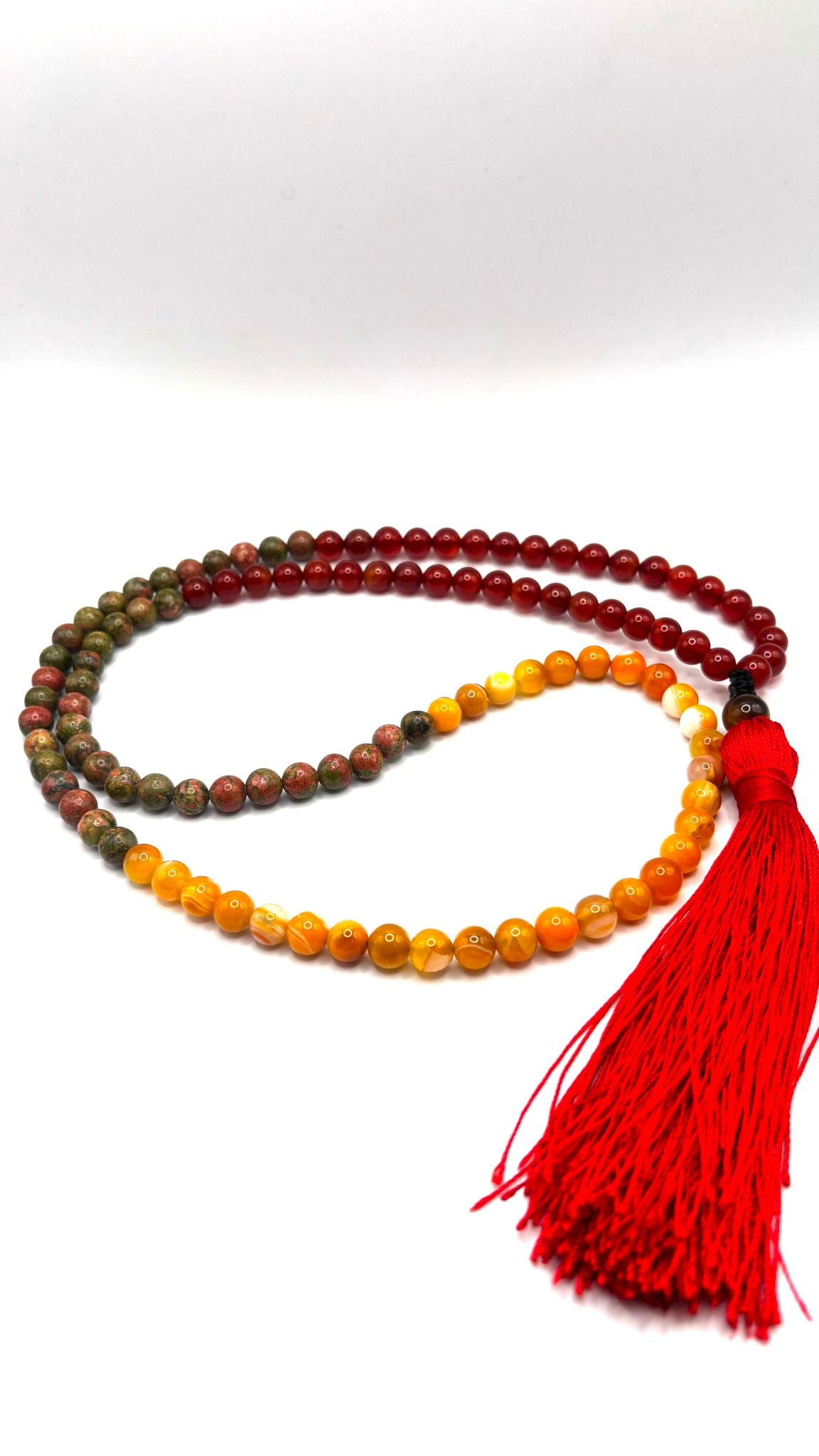 Japamala de Cornalina, Ágata Amarilla y Unakita con Piedra Guru de Ojo de Tigre y Borla Roja