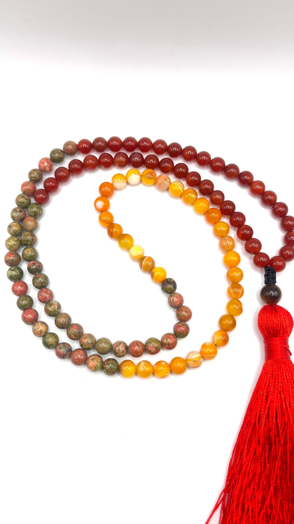 Japamala de Cornalina, Ágata Amarilla y Unakita con Piedra Guru de Ojo de Tigre y Borla Roja