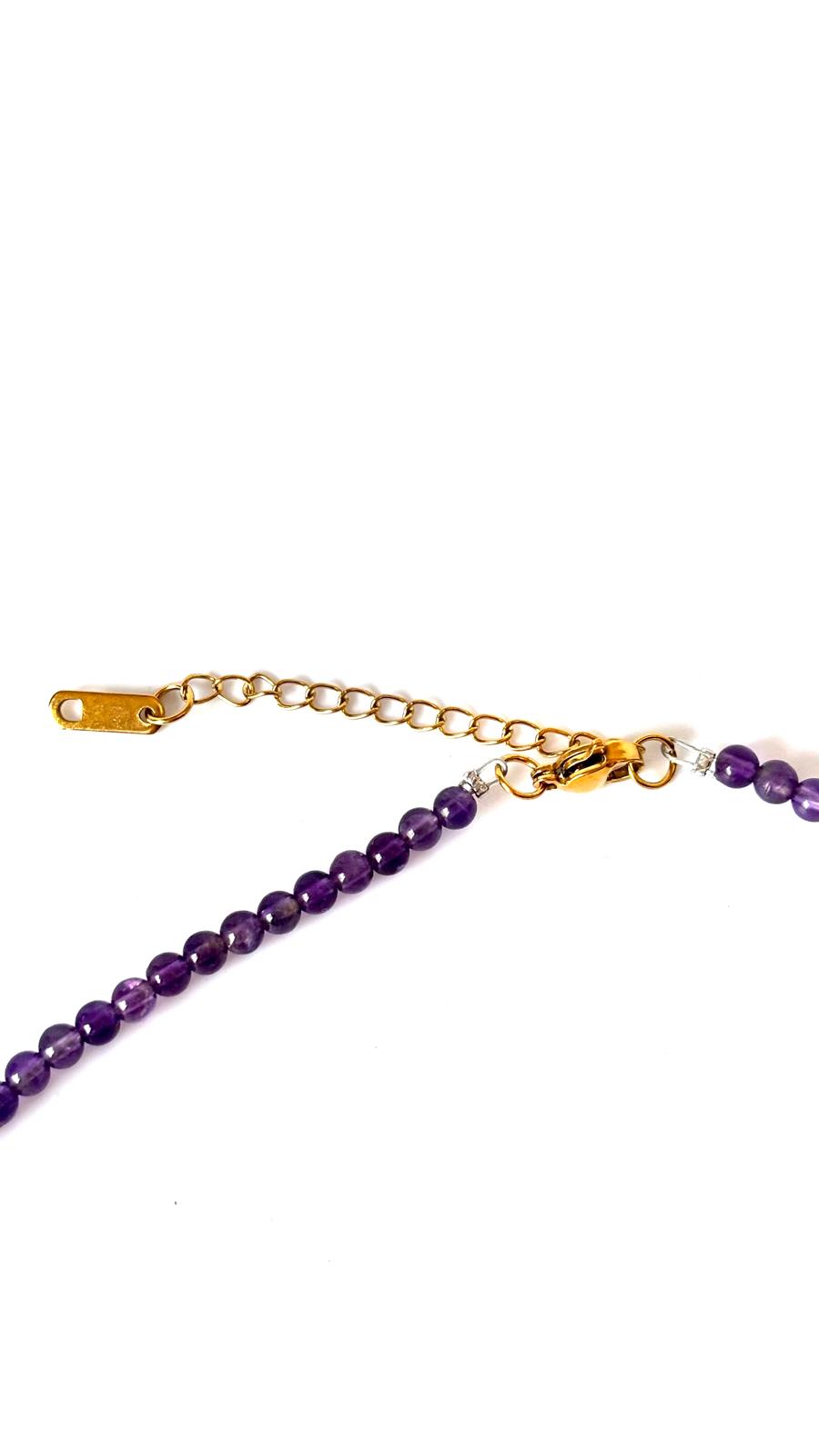 Collar de Amatista Natural 4 mm con Colgante Lágrima y Acero Inoxidable Dorado – 55 cm