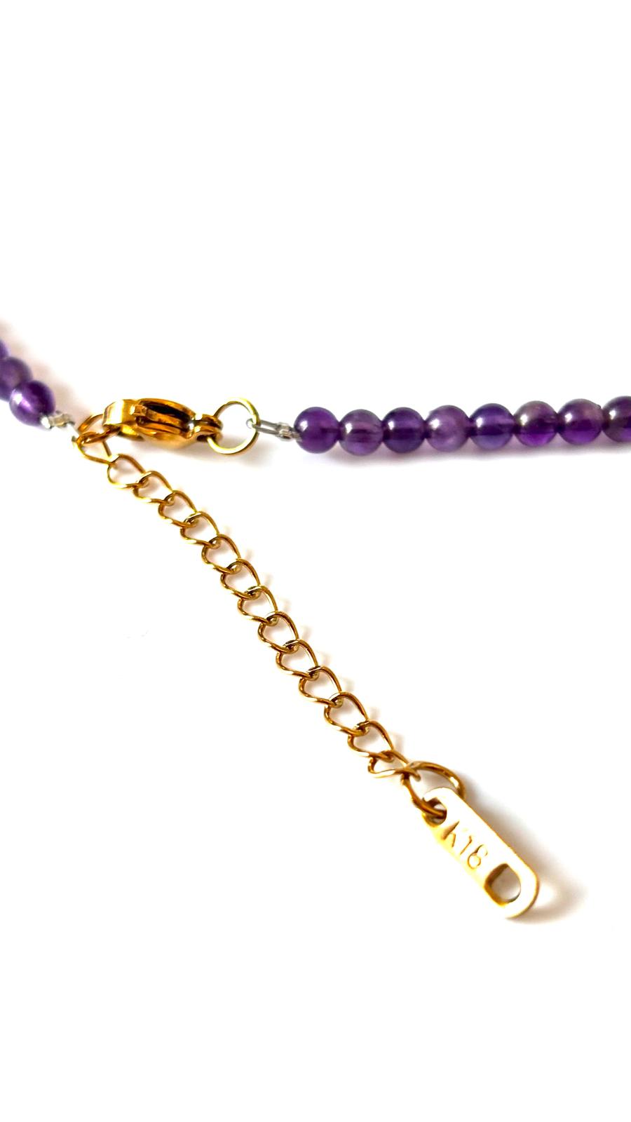 Collar de Amatista Natural 4 mm con Colgante Lágrima y Acero Inoxidable Dorado – 55 cm
