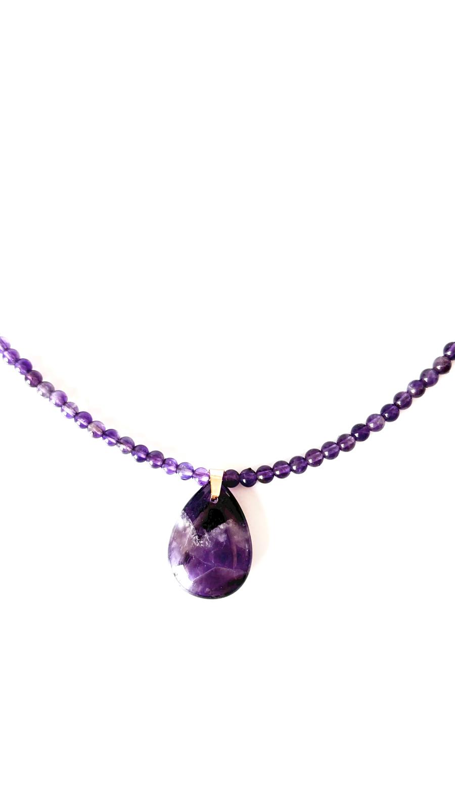Collar de Amatista Natural 4 mm con Colgante Lágrima y Acero Inoxidable Dorado – 55 cm