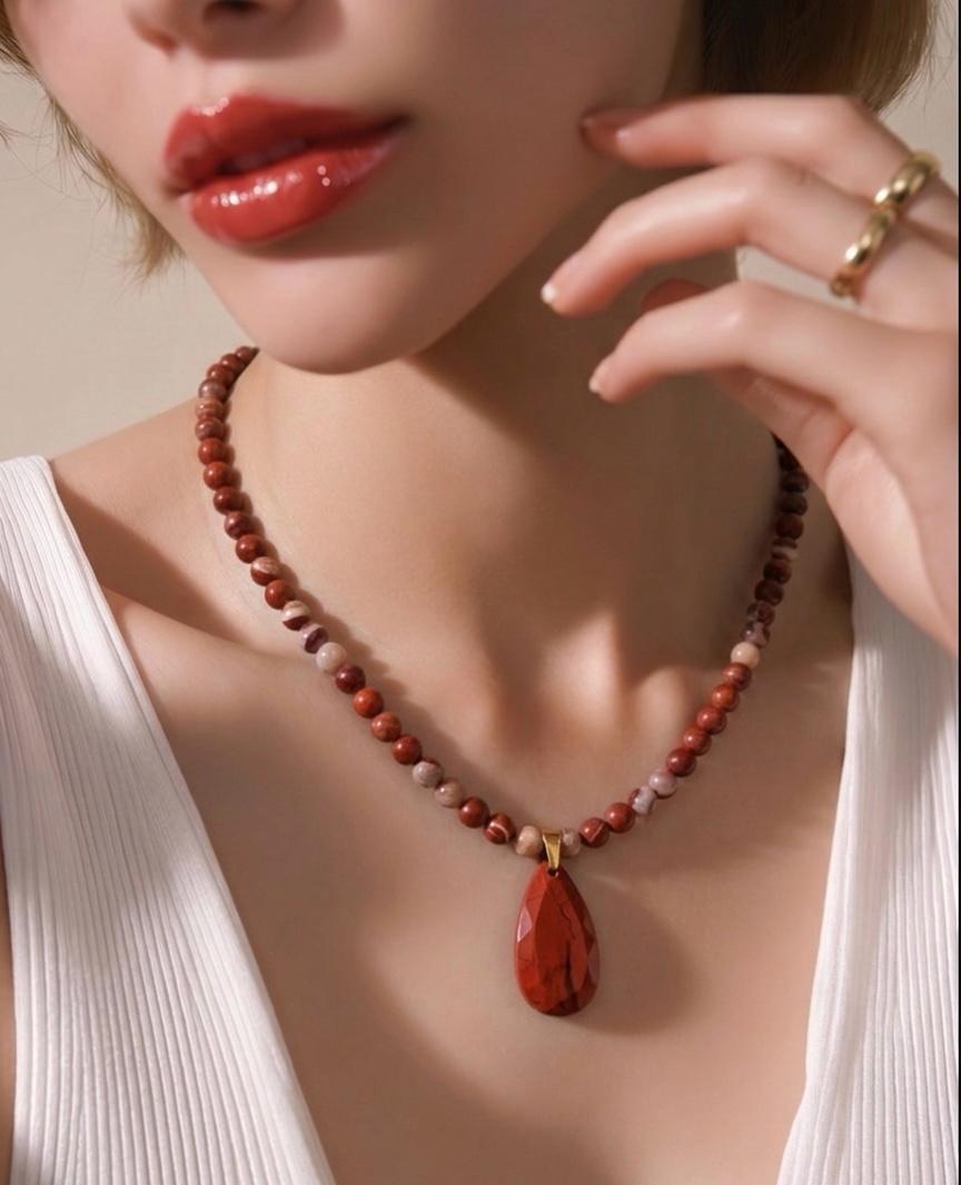 Collar de Jaspe Rojo Natural 4 mm con Colgante Central y Acero Inoxidable Dorado – 55 cm