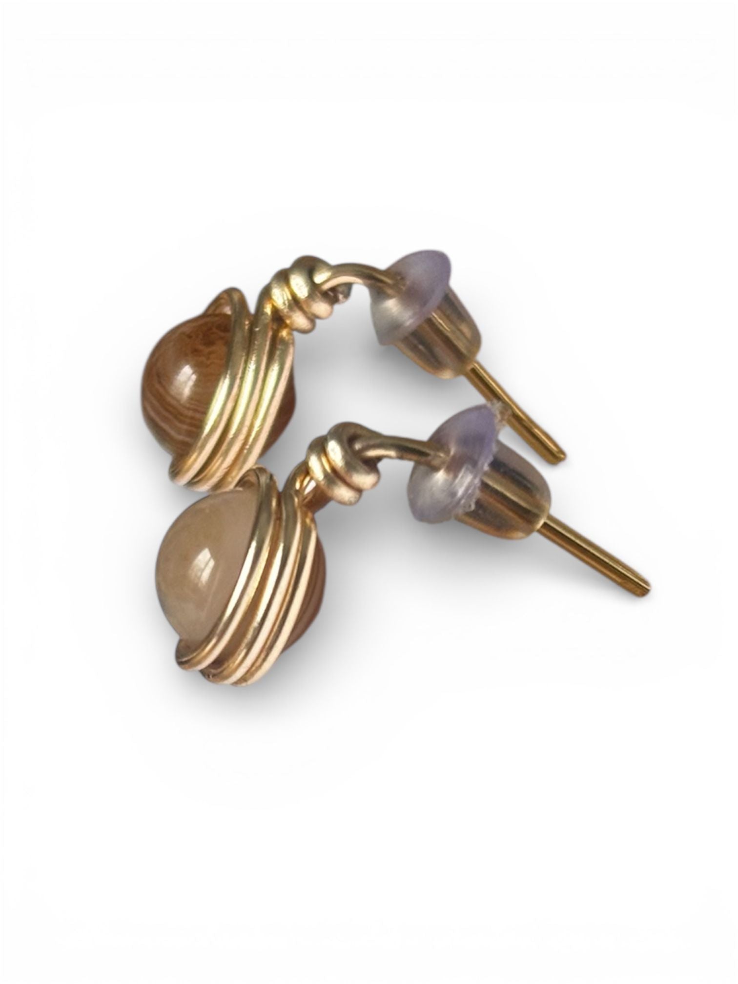 Pendientes Tipo Pin con Piedra Natural – Baño en Dorado