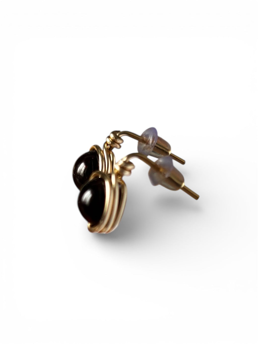 Pendientes Tipo Pin con Piedra Natural – Baño en Dorado