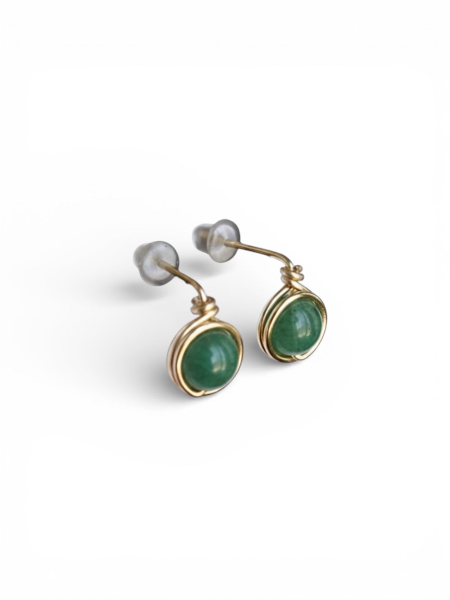 Pendientes Tipo Pin con Piedra Natural – Baño en Dorado