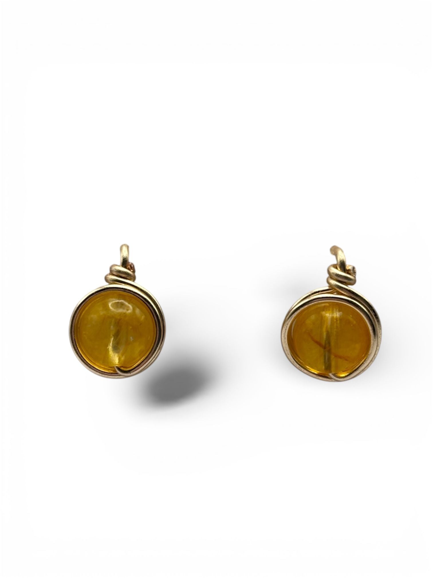 Pendientes Tipo Pin con Piedra Natural – Baño en Dorado