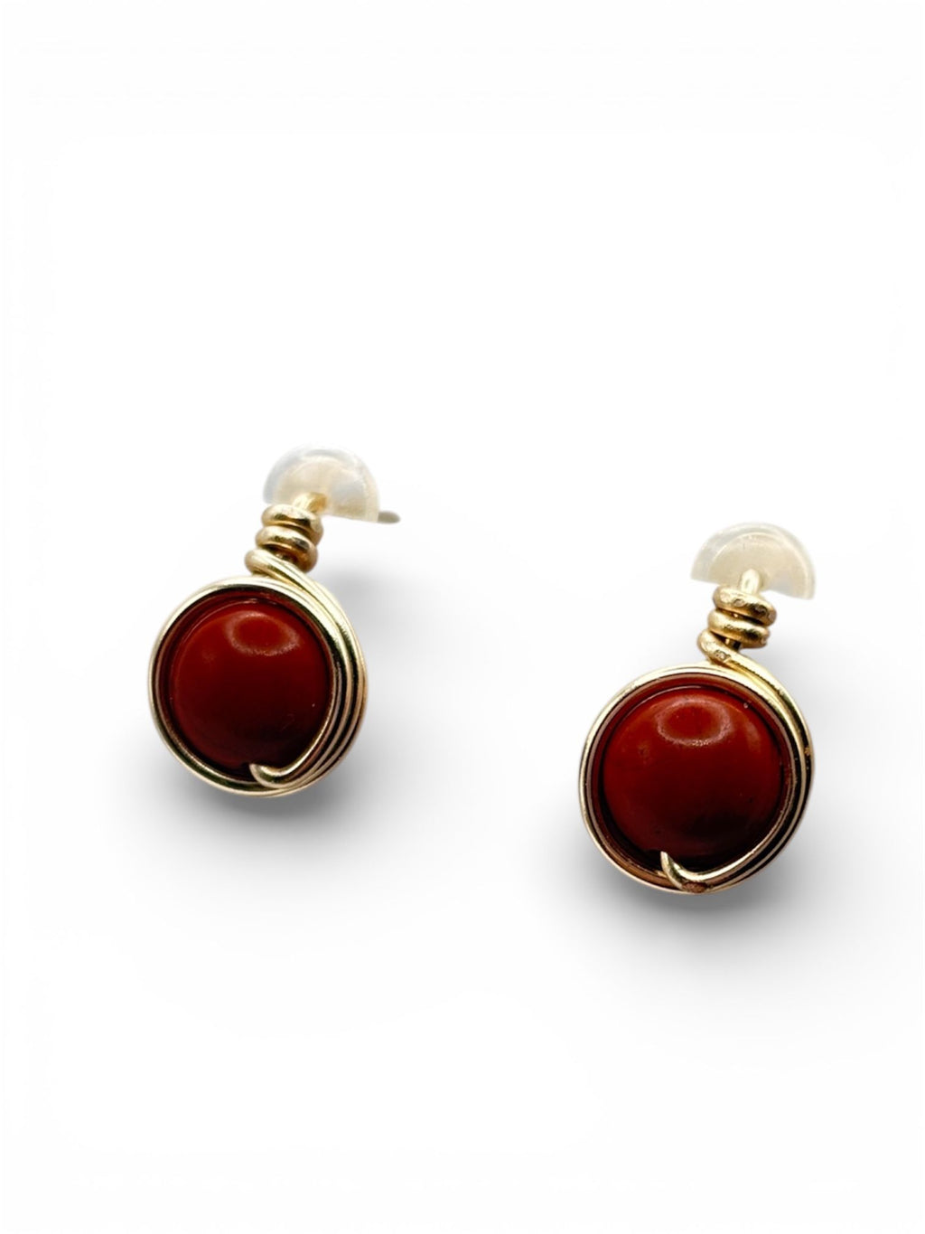 Pendientes Tipo Pin con Piedra Natural – Baño en Dorado
