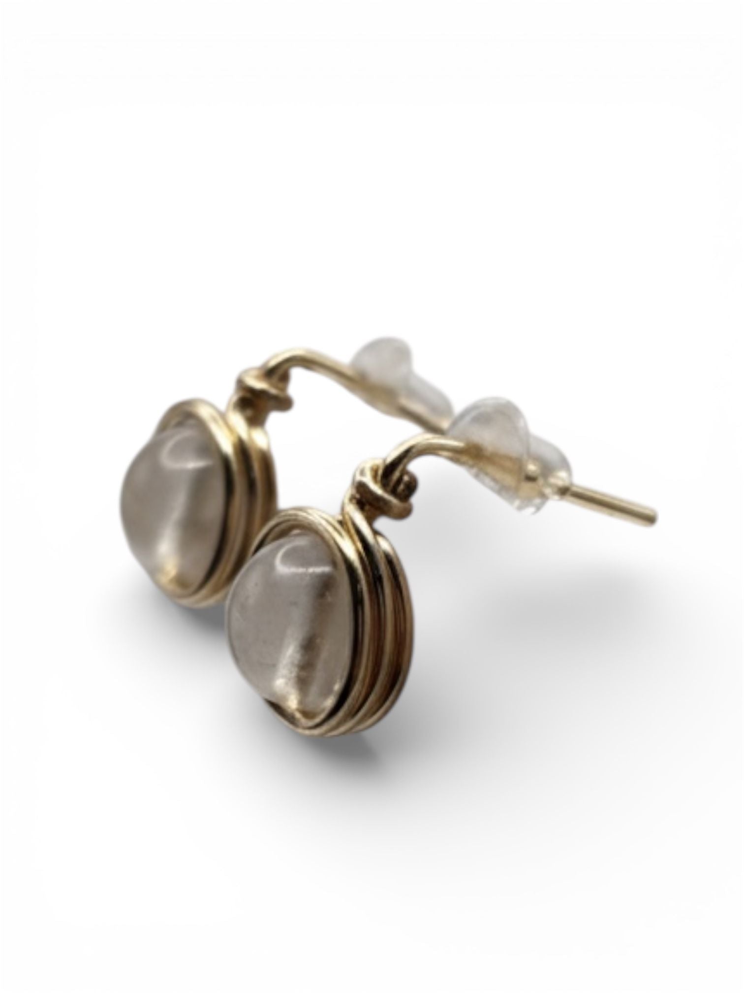 Pendientes Tipo Pin con Piedra Natural – Baño en Dorado