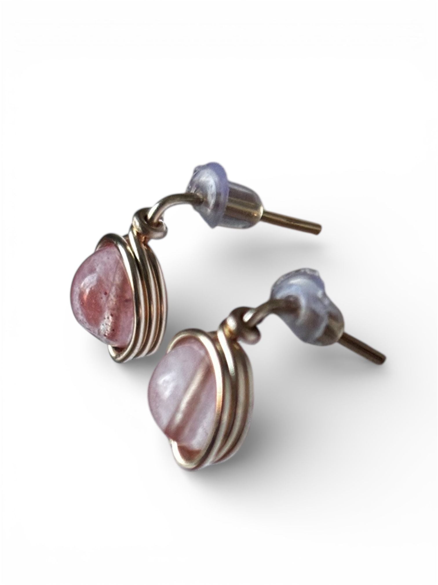 Pendientes Tipo Pin con Piedra Natural – Baño en Dorado