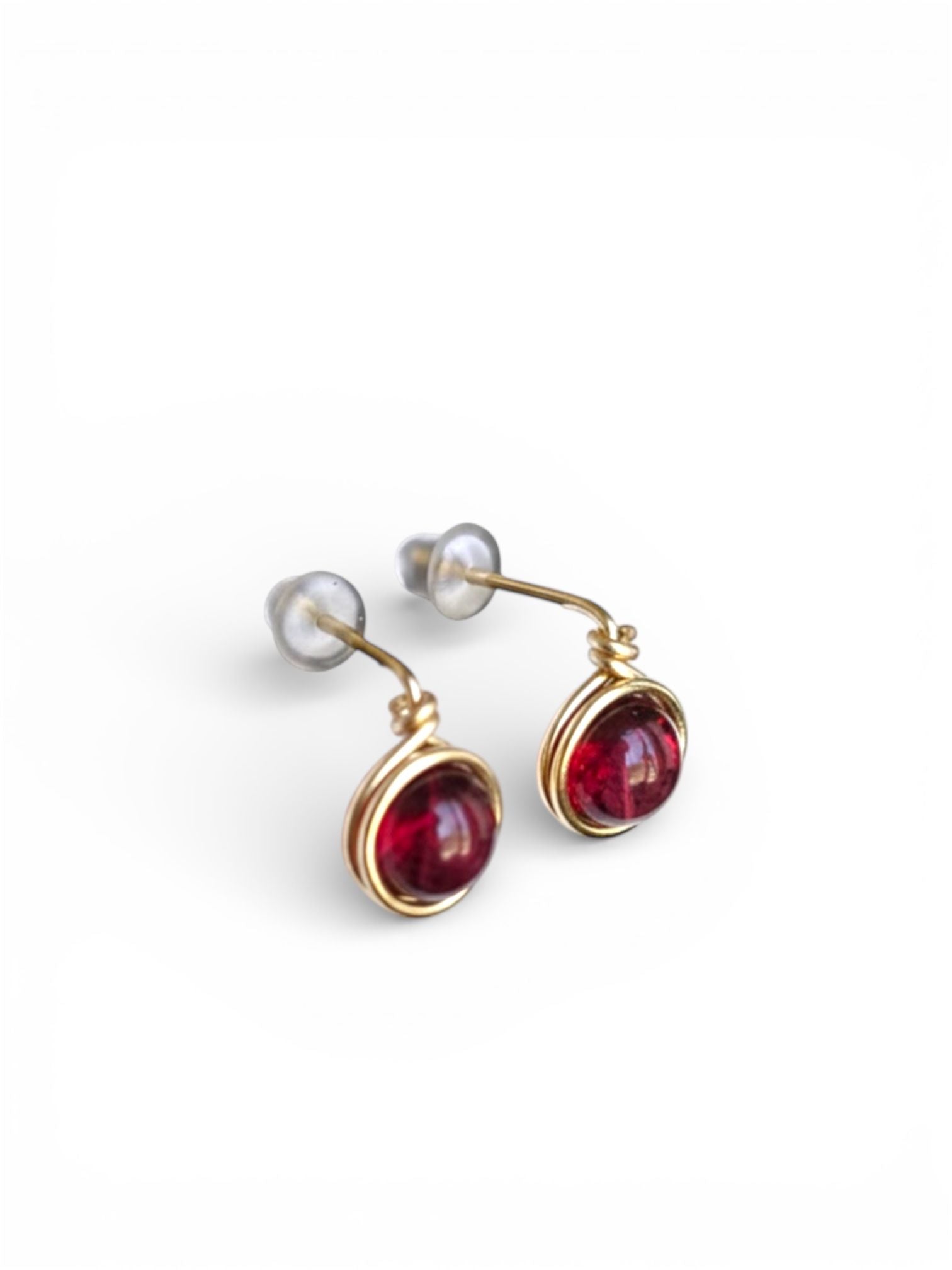 Pendientes Tipo Pin con Piedra Natural – Baño en Dorado