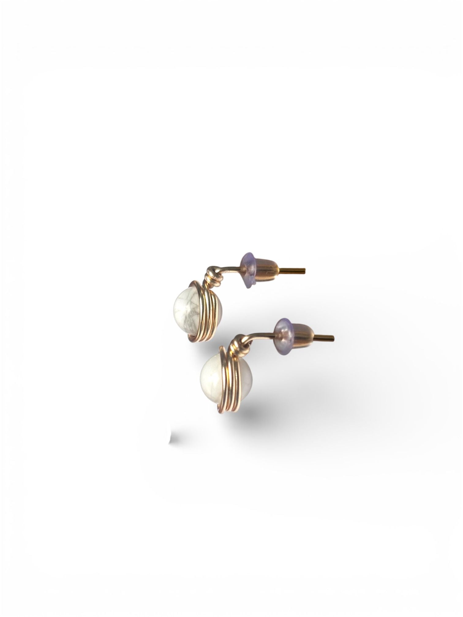 Pendientes Tipo Pin con Piedra Natural – Baño en Dorado