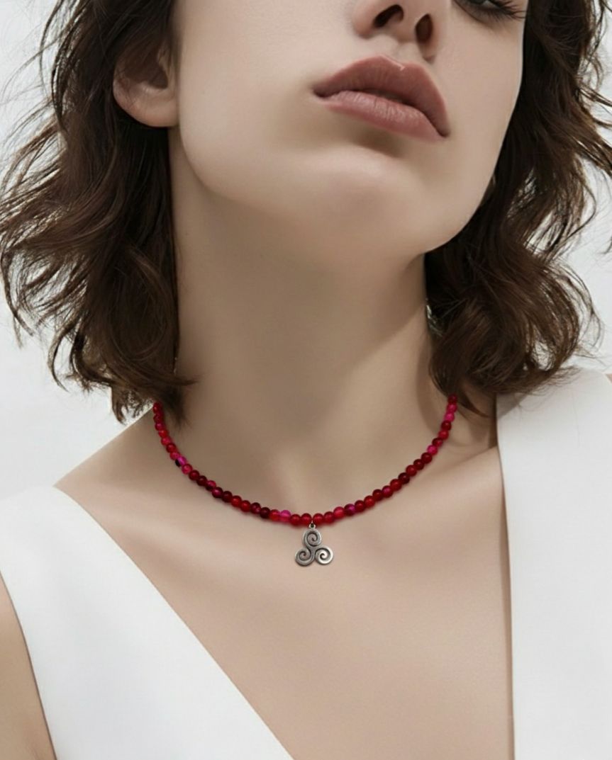 Gargantilla de Ágata Rosa 4mm con Trisquel – Amor y Armonía