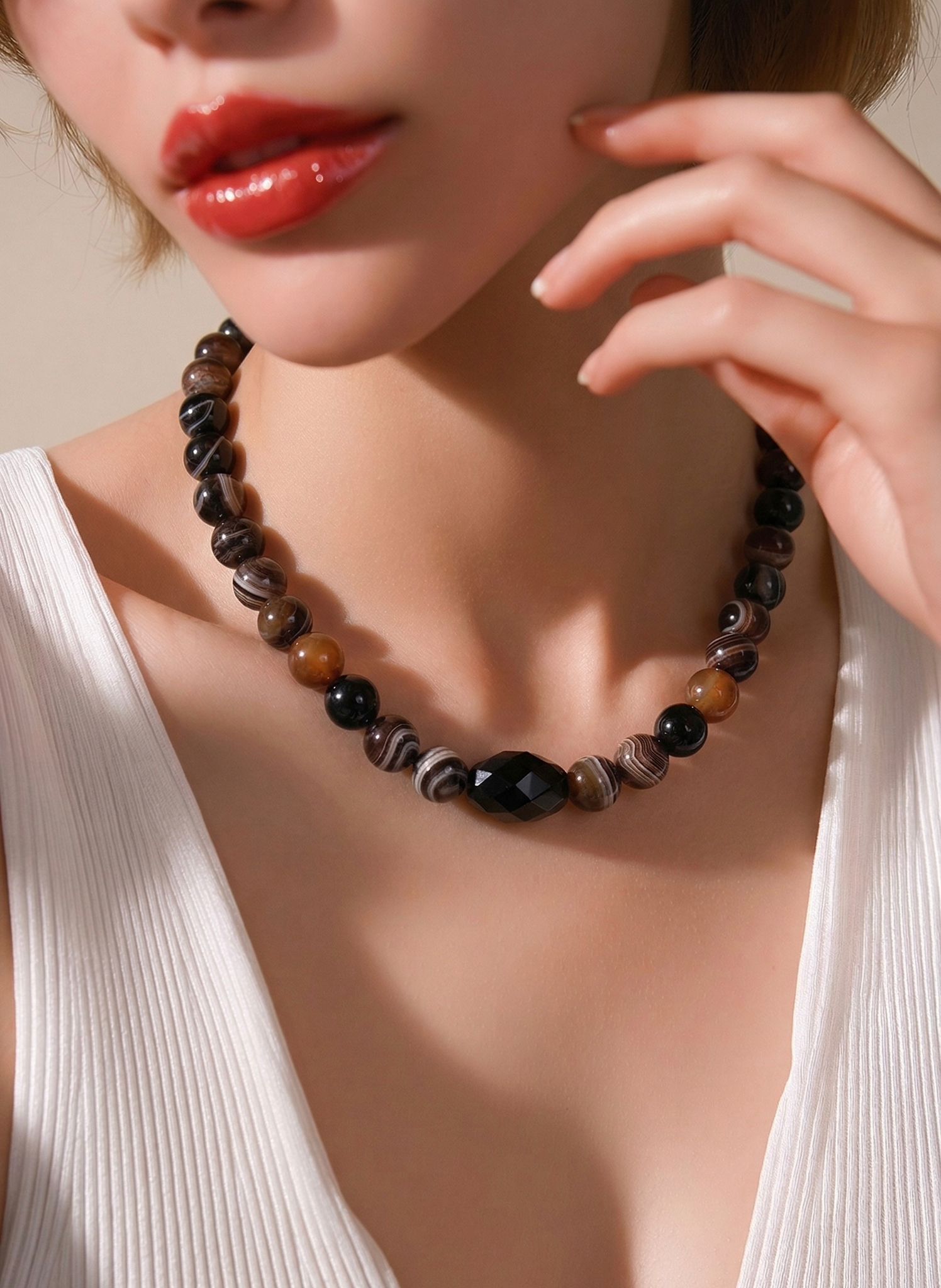 Collar de Ágata Marrón 10 mm con Ágata Facetada Central – Equilibrio y Elegancia Natural