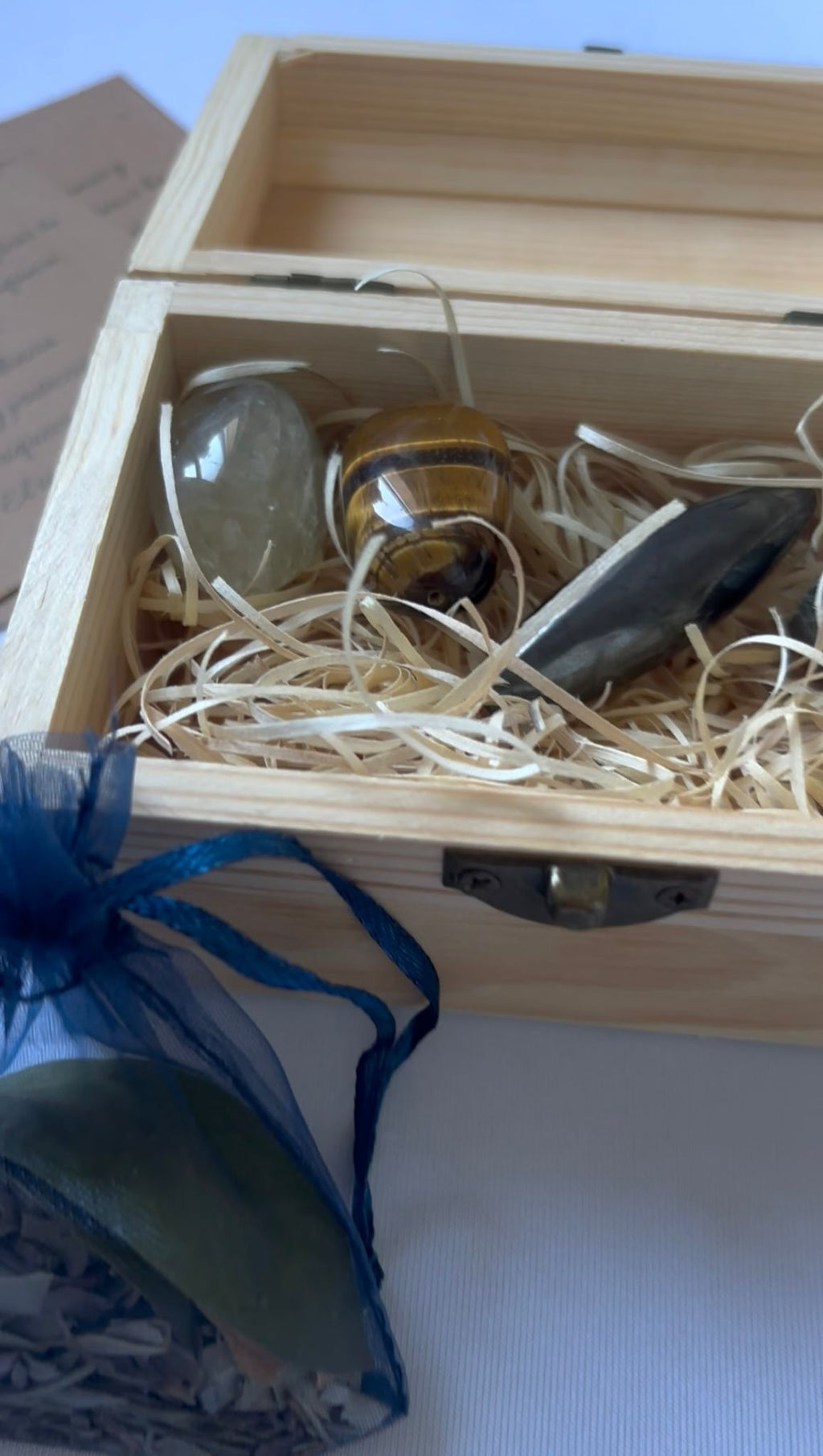 Caja Prosperidad Pequeño 4 minerales – Kit Compacto con Pirita, Ojo de Tigre, Citrino y Hematita Instrucciones de Ritual