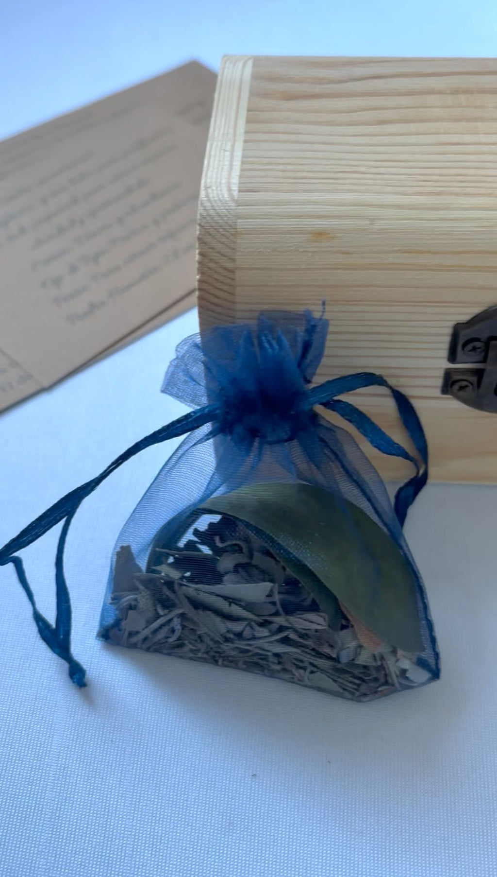Caja Prosperidad Pequeño 4 minerales – Kit Compacto con Pirita, Ojo de Tigre, Citrino y Hematita Instrucciones de Ritual
