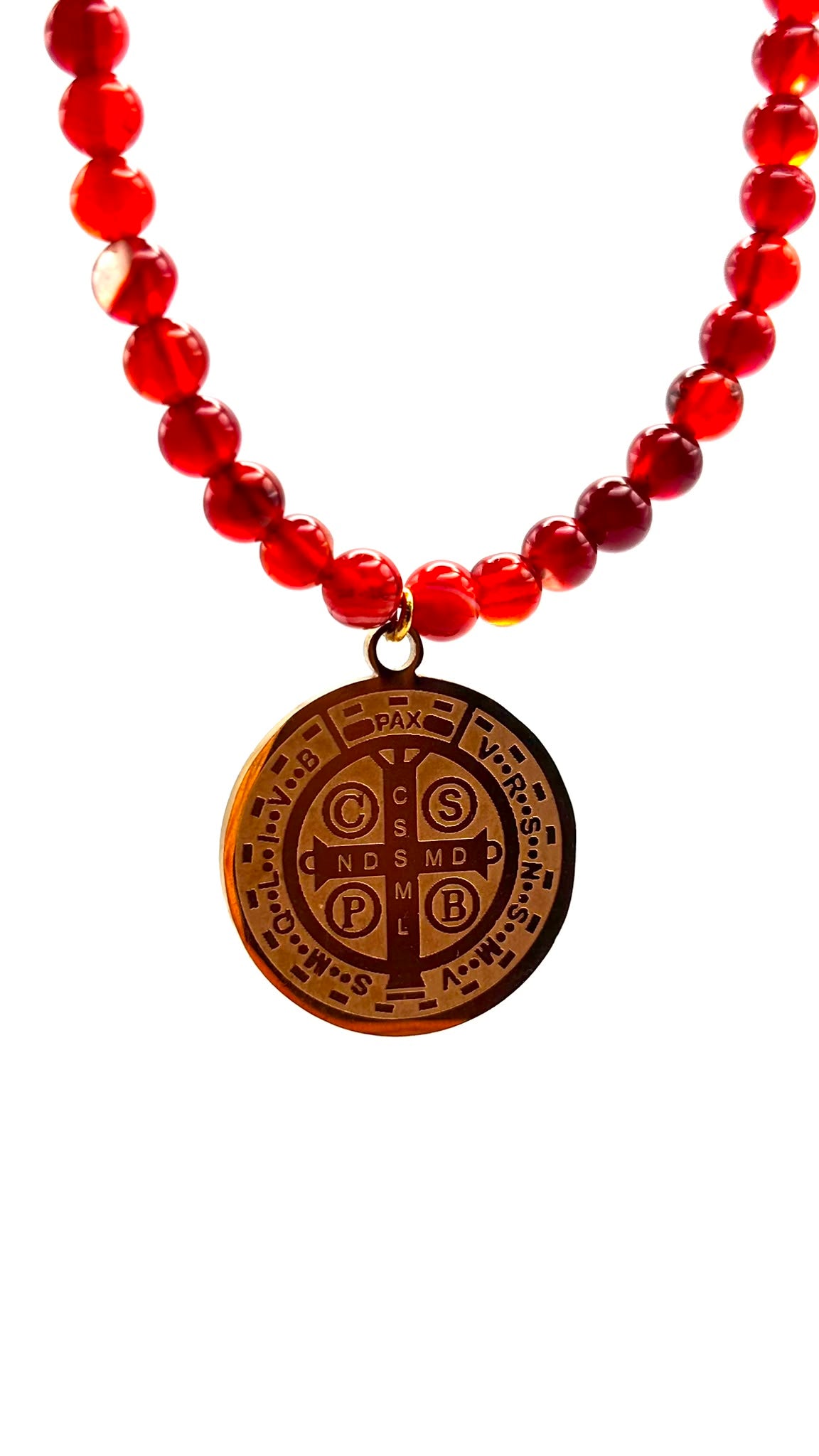 Collar de Cornalina Natural 4 mm con Medalla de San Benito Dorada – Acero Inoxidable – 55 cm