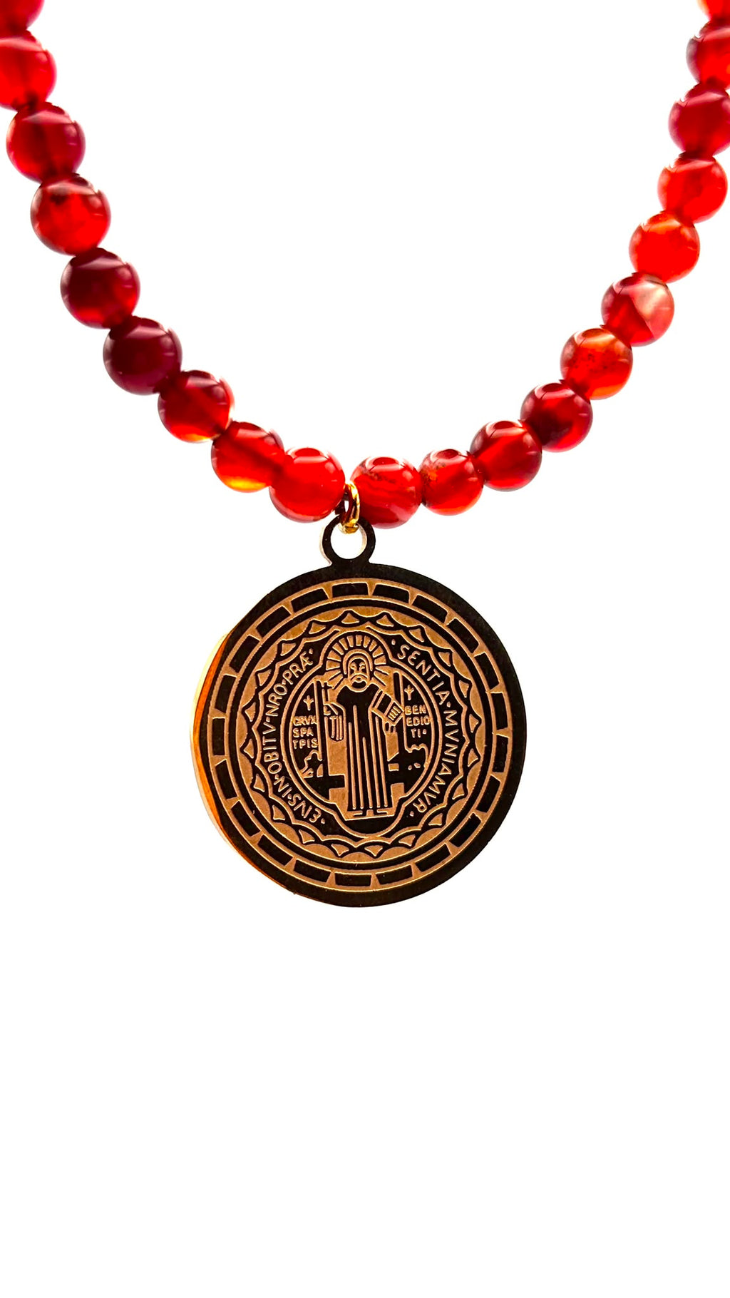 Collar de Cornalina Natural 4 mm con Medalla de San Benito Dorada – Acero Inoxidable – 55 cm