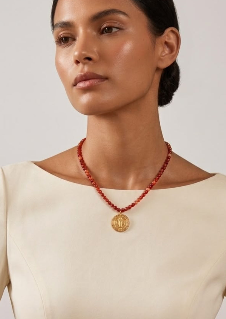 Collar de Cornalina Natural 4 mm con Medalla de San Benito Dorada – Acero Inoxidable – 55 cm