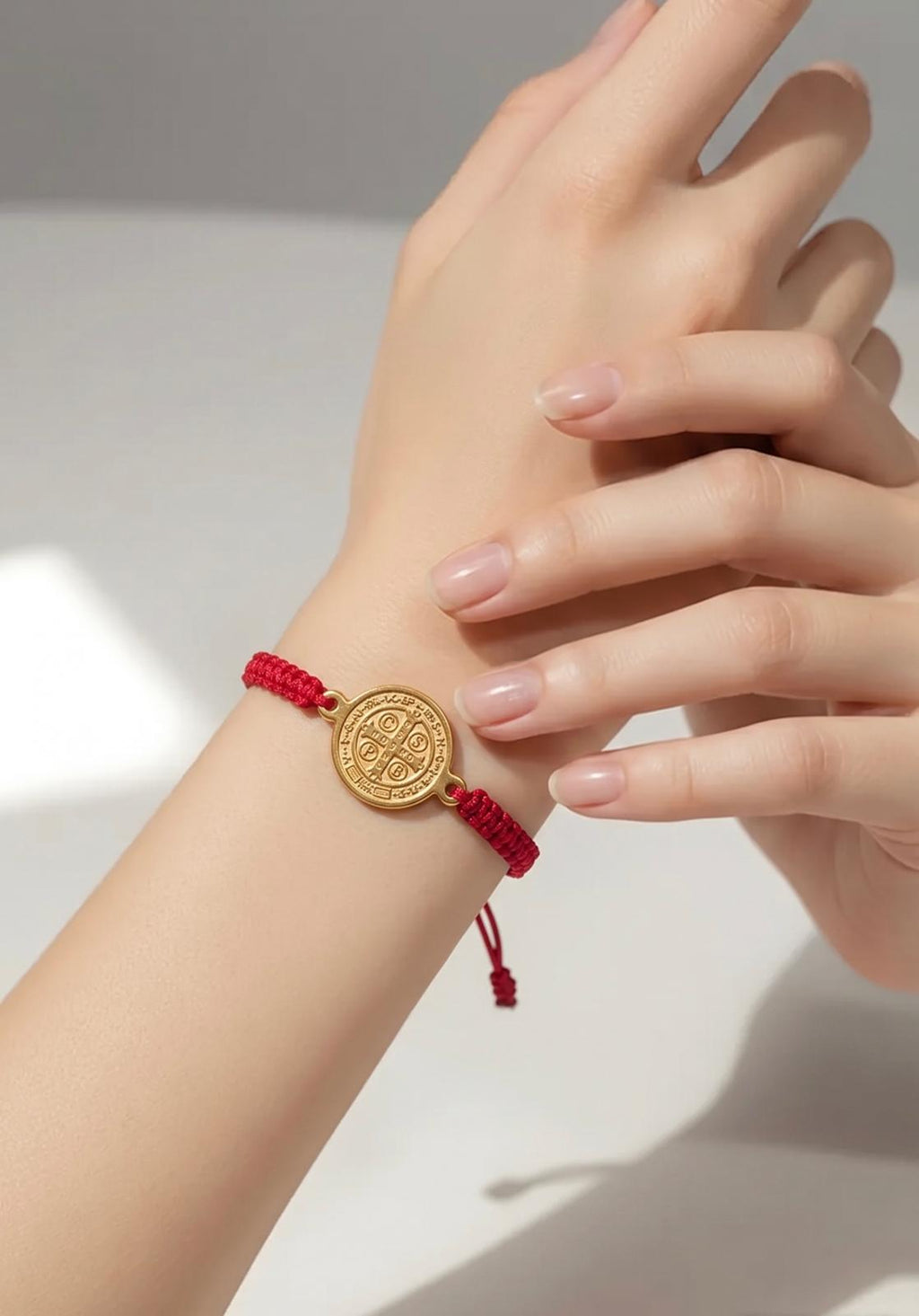 Pulsera de San Benito Roja Ajustable con Medalla de Acero Inoxidable – Protección y Fe