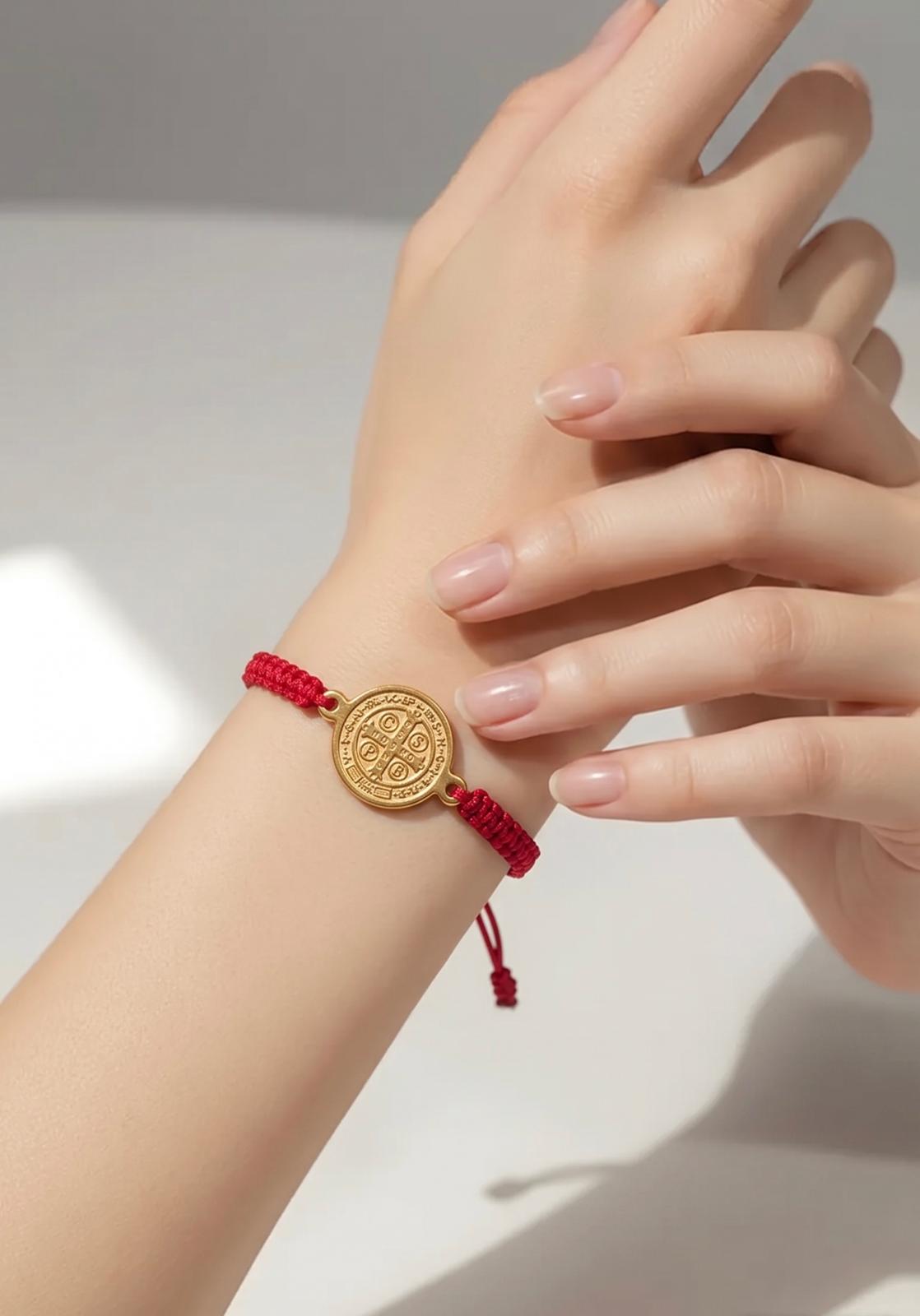 Pulsera de San Benito Roja Ajustable con Medalla de Acero Inoxidable – Protección y Fe